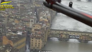 Toscana, le immagini aeree: l'onda di piena e l'allerta rossa