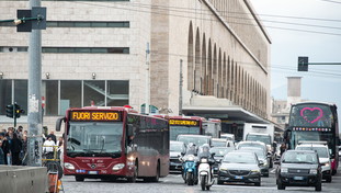 L'adesione allo sciopero dei mezzi è bassa: niente venerdì nero, disagi limitati
