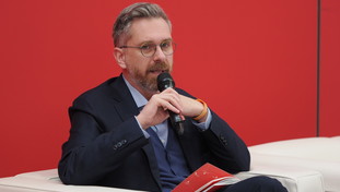 In piazza con Prodi, Lepore a Bologna prova ad evitare l'errore di Gualtieri: “Ospiti gratis”