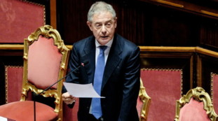 Sospendiamo il Green Deal. Dazi Trump, l'appello di Urso all'Europa