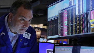 Milano sprofonda: venerdì nero per la Borsa. Mercati in crisi per la guerra dei dazi