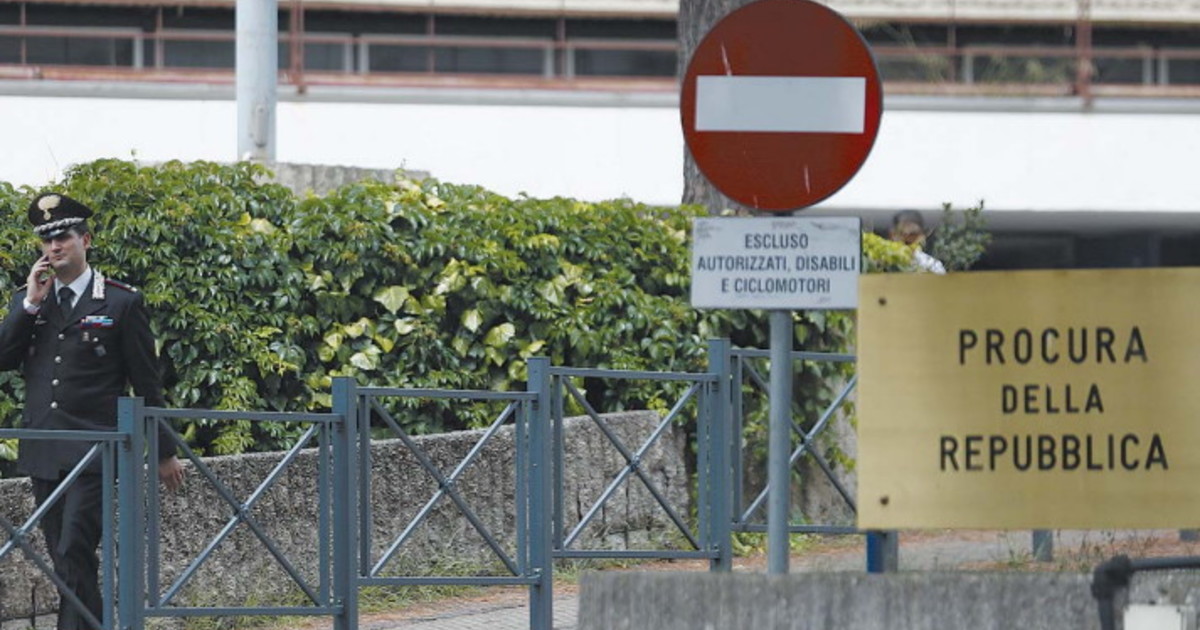 I giornalisti dei dossier, quei documenti illeciti e le inchieste a orologeria