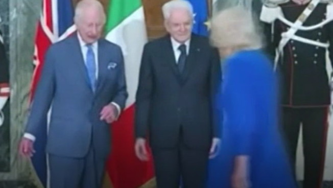 Re Carlo perde la calma con Camilla, il gesto davanti a Mattarella | VIDEO