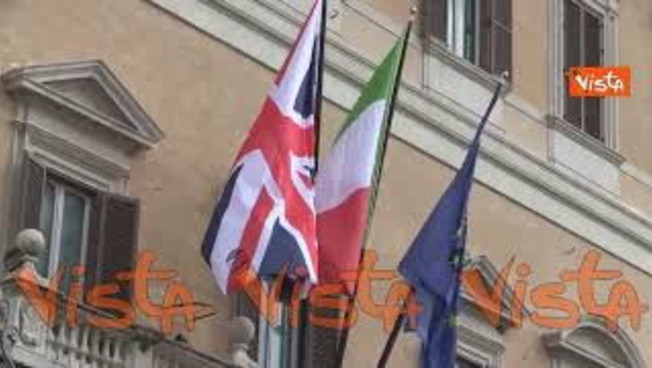 Union Jack Bandiera Del Regno Unito Croce Rossa Sui Decusse Rossi E Bianchi Combinati Con I Confini Sopra Fondo Blu Scuro 148277473