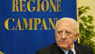 No al terzo mandato: “È incostituzionale”. La Consulta ferma De Luca. Ed è caos Regionali