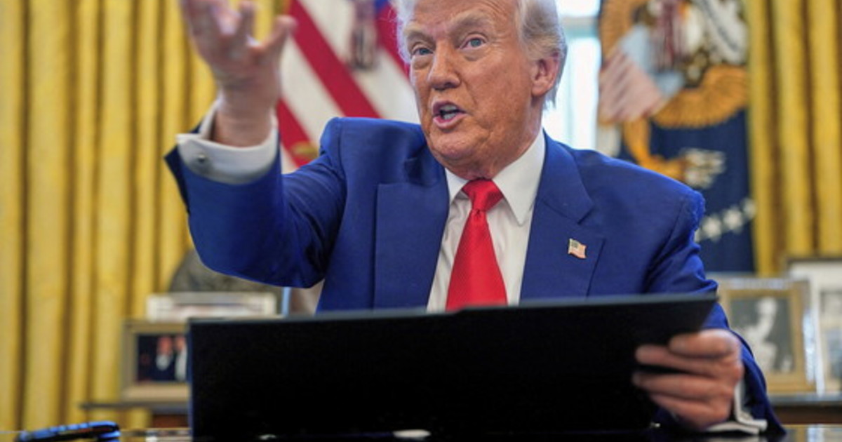 Polemiche sul post di Trump: Comprate. Poi sospende i dazi