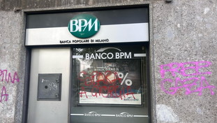 L'odio rosso alza il tiro: Spara a Giorgia. Scritta choc e vetrine spaccate