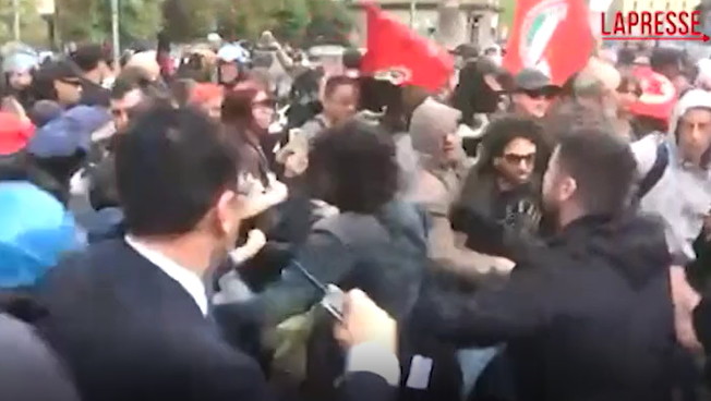 Pro Pal scatenati, scontri al corteo di Milano: bottiglie contro la polizia
