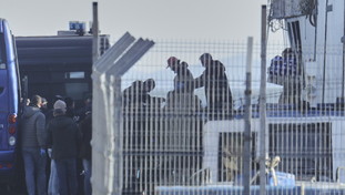 Ecco i reati commessi dai 40 clandestini in Albania. Ma per la sinistra è... fascetta nera