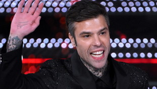 Fedez non cambia spartito, l'ultima canzone e le frecciate a Ferragni: Se tocchi un operaio...