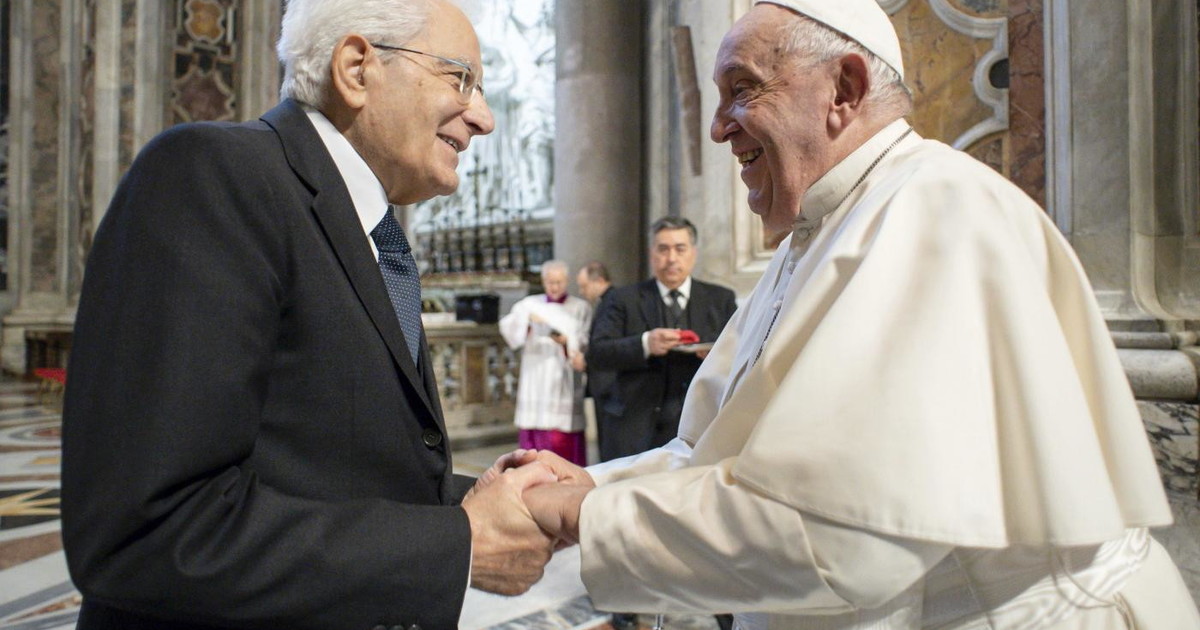 Politica unita nel ricordo di Bergoglio, bandiere a mezz'asta in segno di lutto