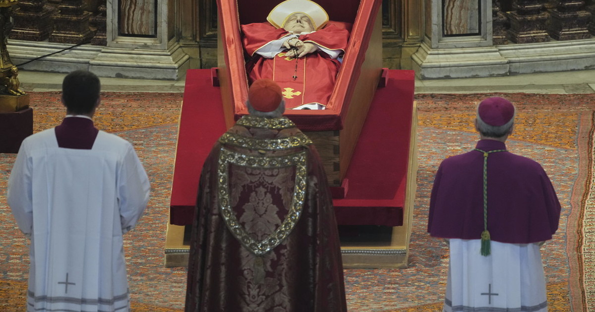 Papa Francesco, il rito della traslazione: il feretro a San Pietro