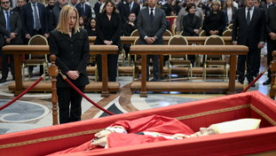 Meloni e Tajani a San Pietro per l'omaggio al feretro di Papa Francesco | GUARDA
