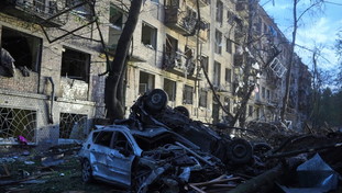 Bombardamenti a tappeto su Kiev: almeno nove morti per la pioggia di missili e droni