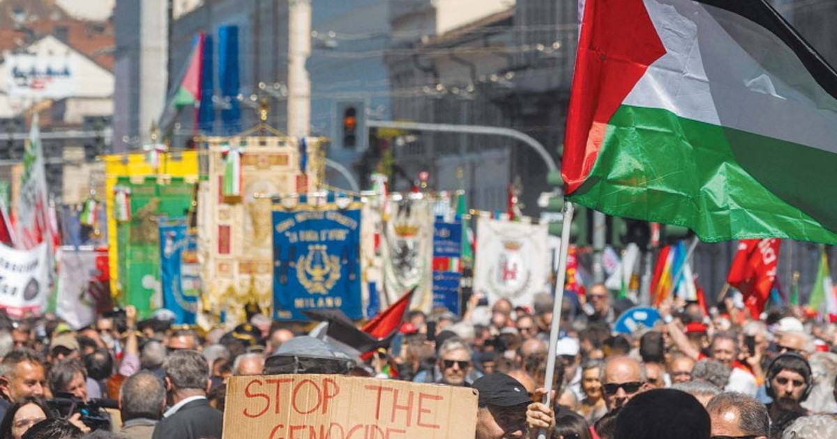 Dall'uso del Papa ai nazi ProPal. Insulti a Segre e a Israele. Sventola la bandiera di Hamas