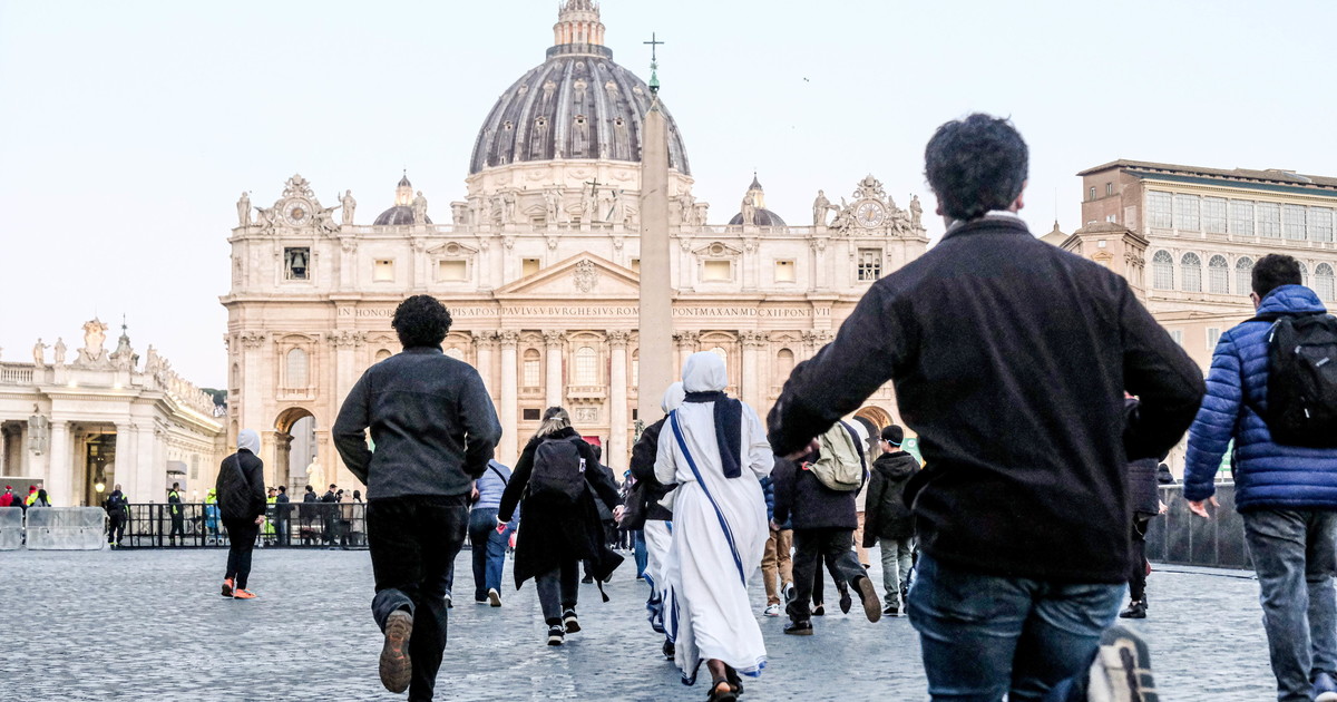CIAO FRANCESCO A San Pietro l'addio al Papa venuto dalla fine del mondo. Stretta di mano tra Trump e von der Leyen