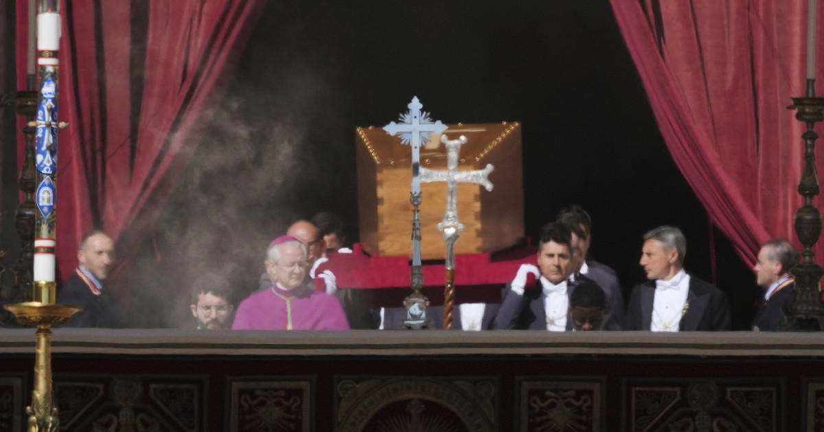 Bacio al feretro di Bergoglio: l'ultimo gesto affettuoso dell'infermiere Strappetti