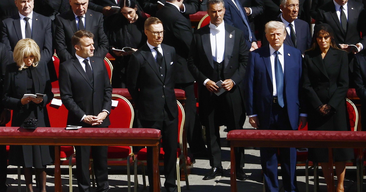Trump stringe la mano a von der Leyen, incontra Zelensky e fa segno a Macron: le prove di pace