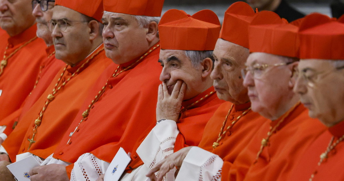 Il tributo dei cardinali a Becciu: Ha avuto a cuore il bene della Chiesa