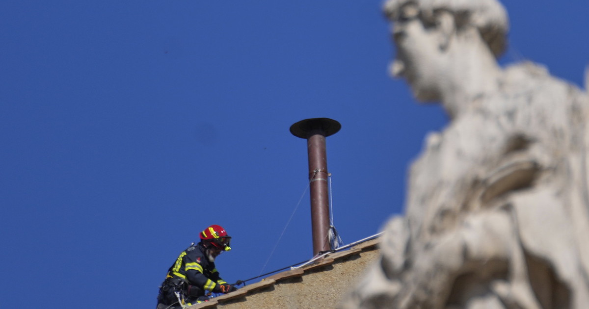 Il cardinale Puljic: Voterò nella Cappella Sistina. Montato il comignolo per le fumate
