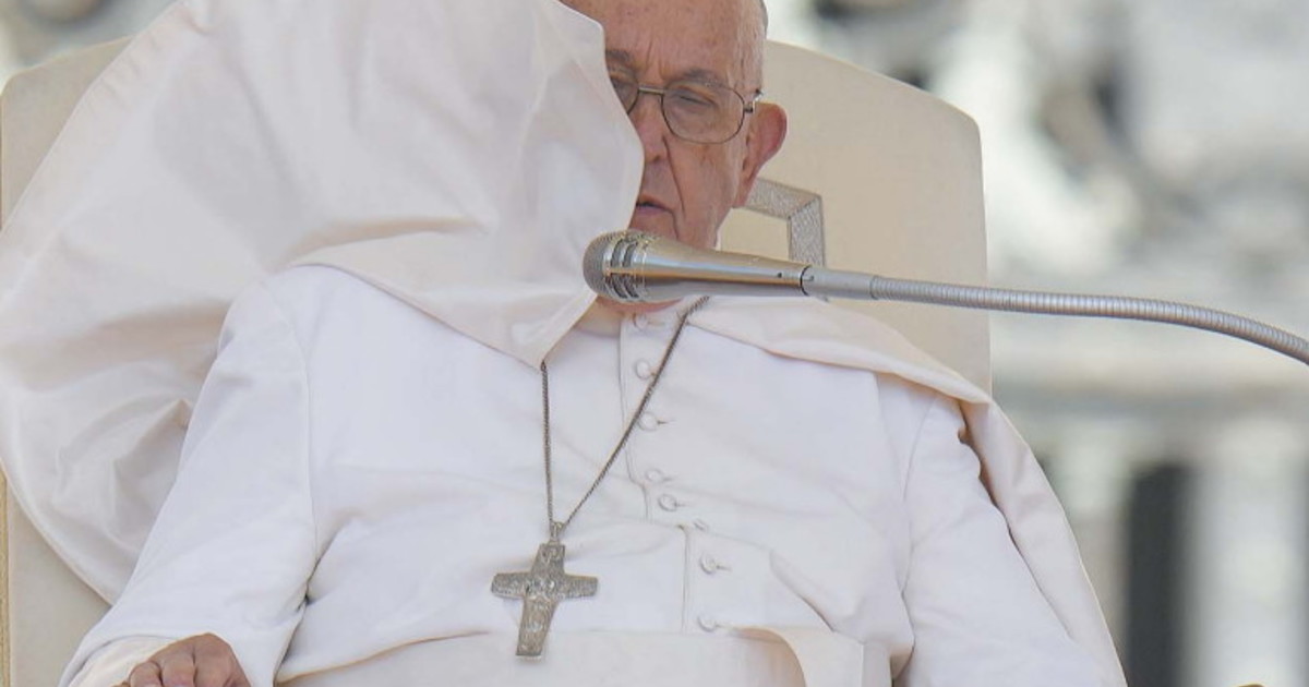 Bergoglio taglia e cuci. Il nuovo Papa dovrà indossare vecchie talari, anche usate