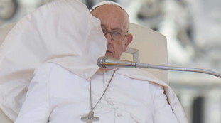 Bergoglio taglia e cuci. Il nuovo Papa dovrà indossare vecchie talari, anche usate