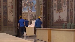 Conclave, svelati i preparativi della Cappella Sistina: le prime immagini | GUARDA