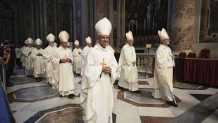 Si allungano i tempi per il nuovo Papa. Ma un cardinale fa il pieno di affetto in piazza