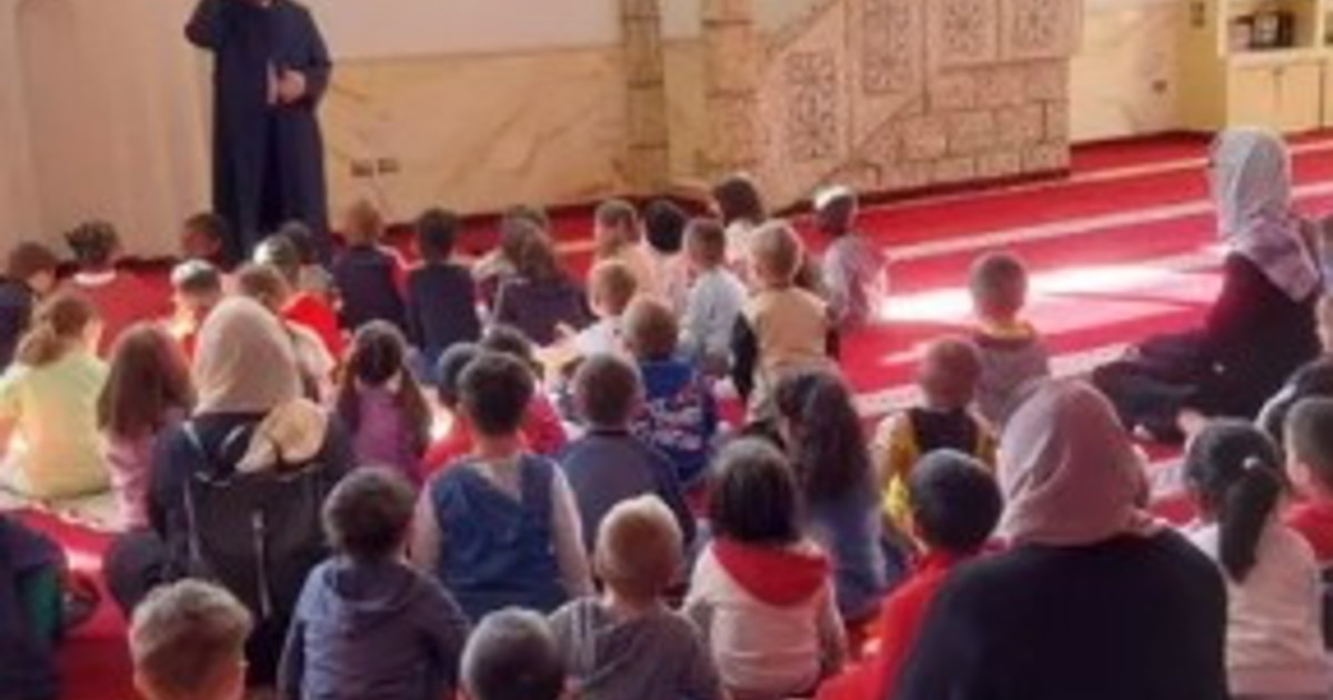 Treviso, bimbi dell'asilo cattolico pregano in moschea: scoppia la polemica