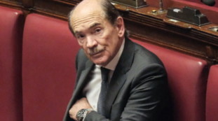 Caos in Campania, spunta De Raho che piace a De Luca. E ora Fico traballa