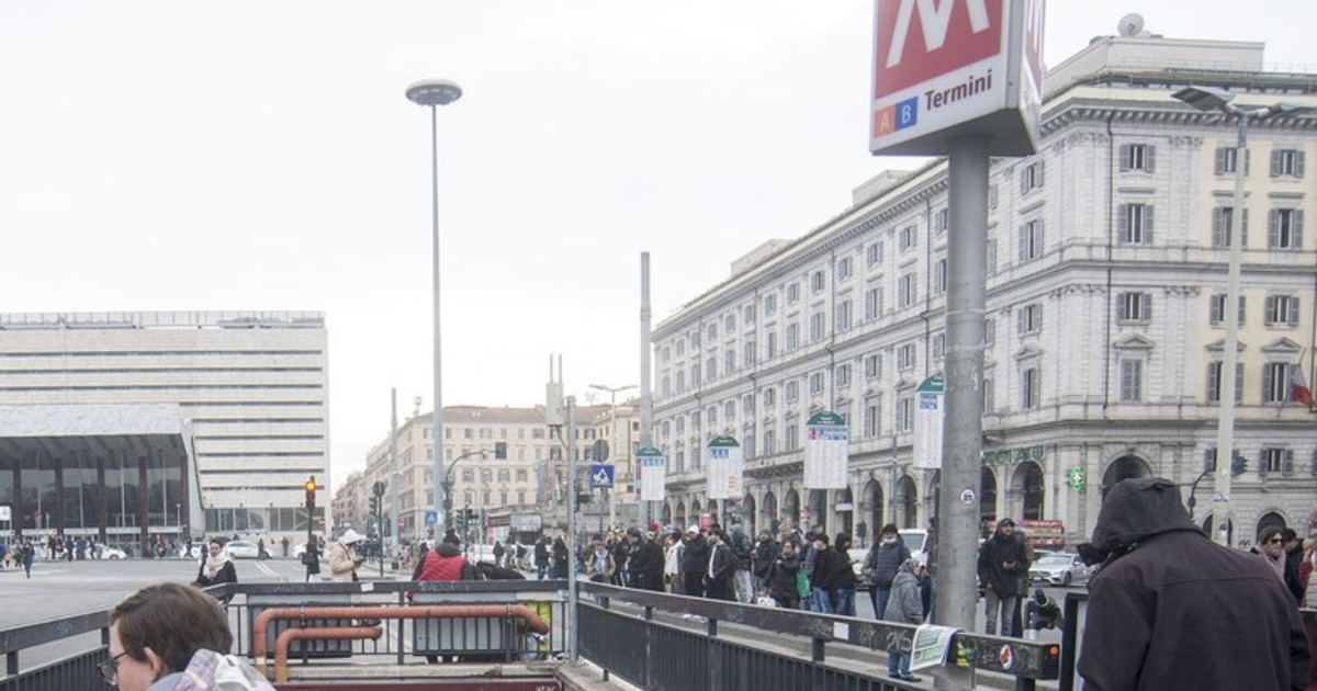 Metro, la linea A verso il Vaticano presa d'assalto dai borseggiatori: Più di 100