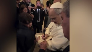 La prima benedizione del nuovo Papa a un gruppo di fedeli dal Messico. E c'è anche l'autografo | GUARDA