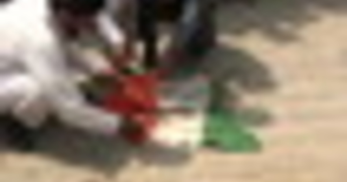 A Karachi manifestazione anti-India: bruciata la bandiera