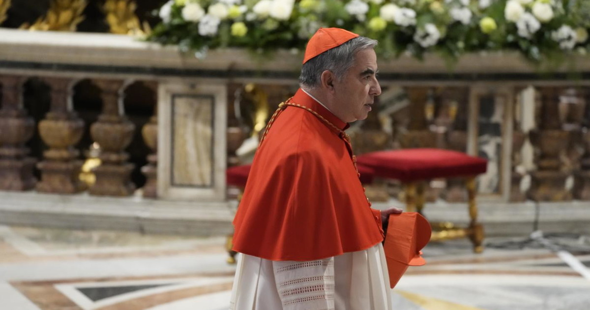 Sono corso nella Sistina e...: il retroscena dell'escluso Becciu sulla fumata bianca