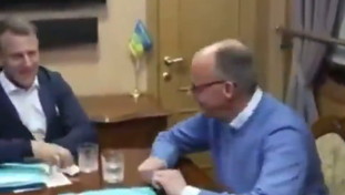 Macron e il giallo della bustina, il video in treno è virale: cosa è successo