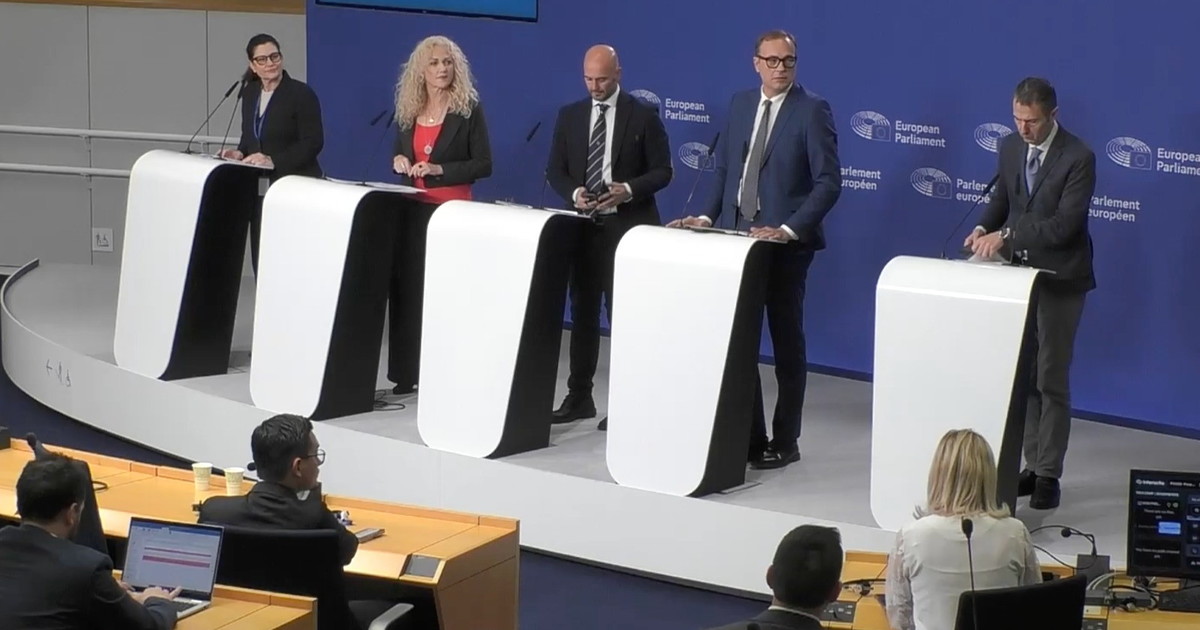 Bavaglio Ue a Il Tempo, la conferenza stampa: Cerno, Procaccini e Ciriani | Diretta streaming