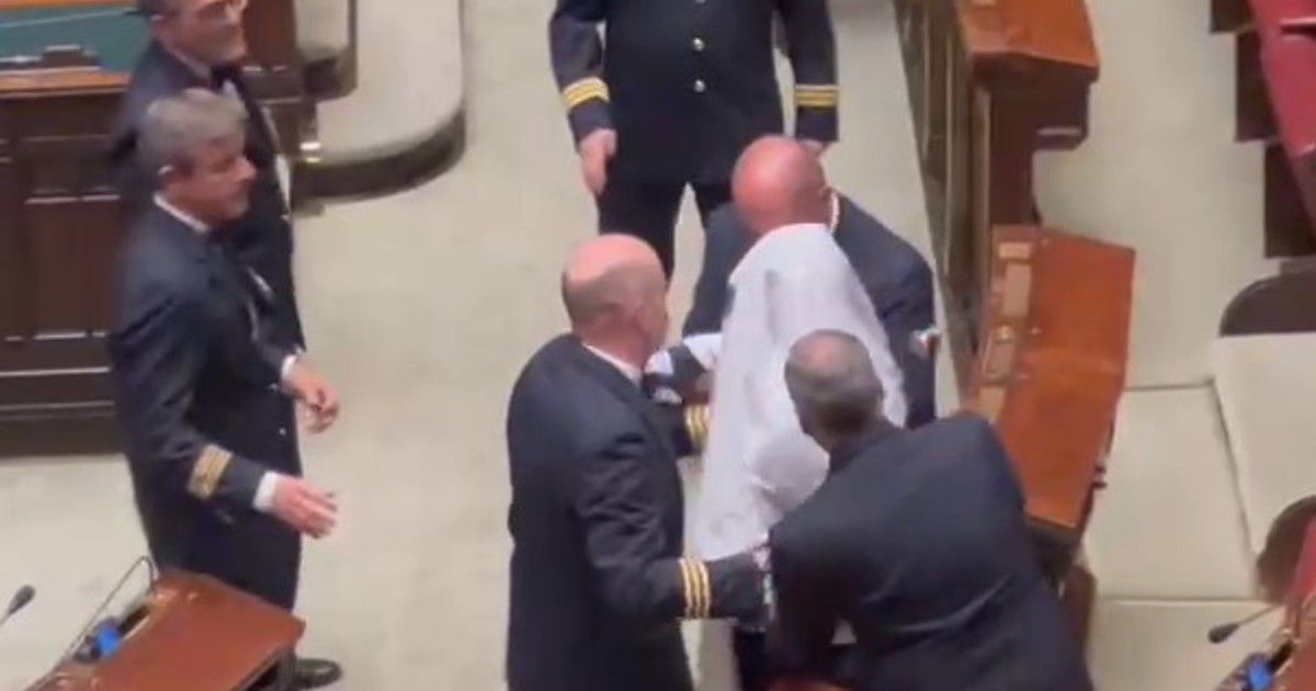 Referendum, Magi espulso dalla Camera: si è presentato vestito da fantasma | VIDEO