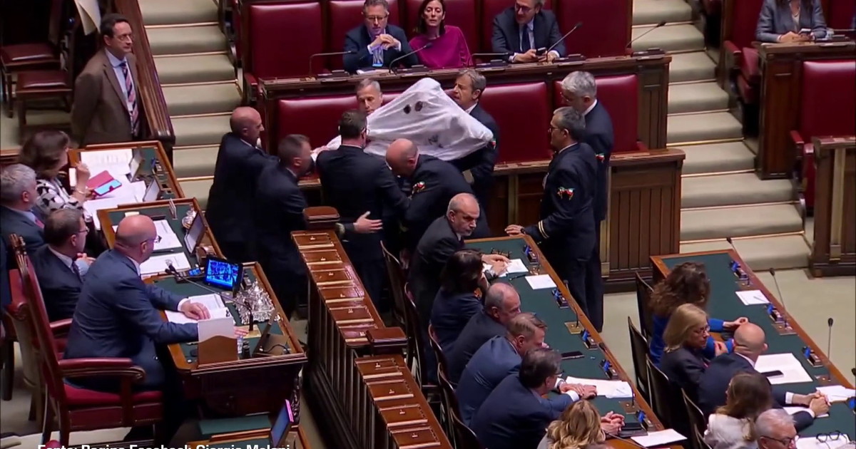 Magi irrompe alla Camera vestito da fantasma, espulso dall'Aula