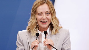 Meloni sente Papa Leone XIV: insieme per sviluppo etico IA e la pace. La telefonata