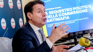 Conte si sfila, riformisti Pd contro Bonaccini. Zuffa a sinistra sul referendum estivo