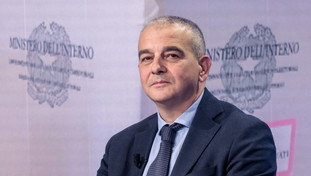 Fazzolari punge Macron per la retromarcia: “Niente truppe Ue? Bene il ripensamento”