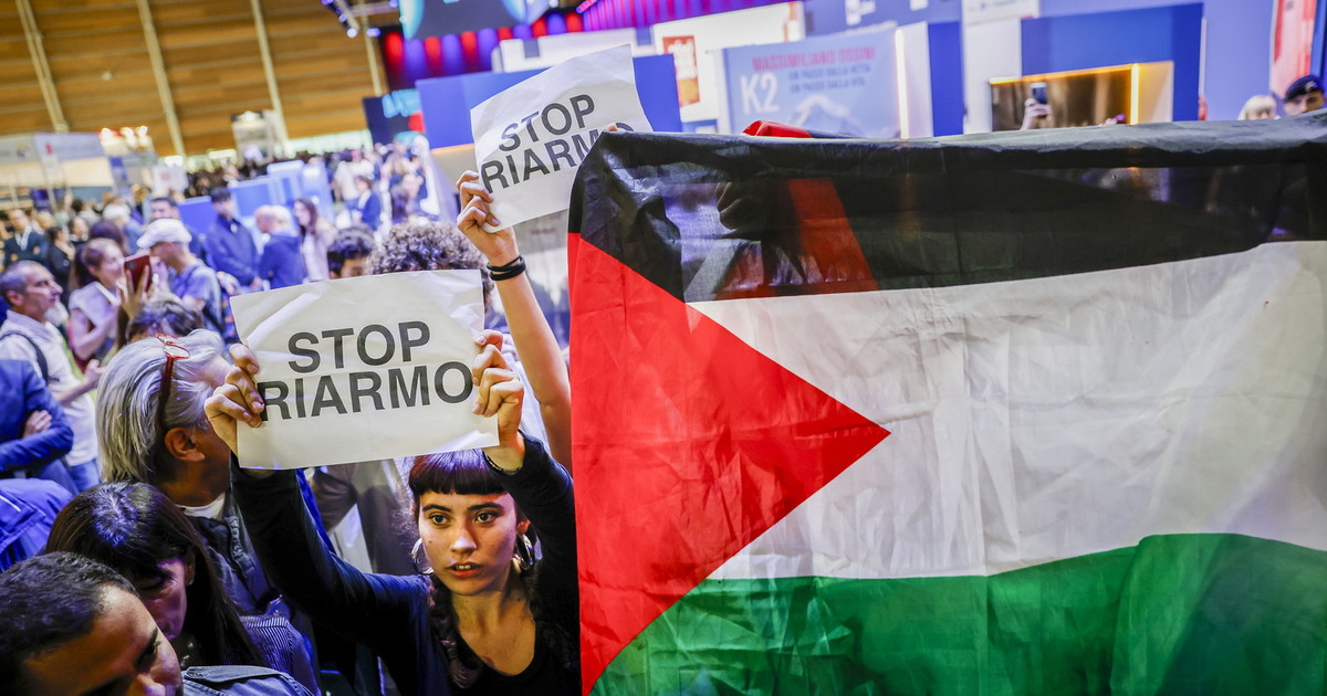 Crosetto contestato dai ProPal: Nessuno decide chi sta zitto e chi deve parlare