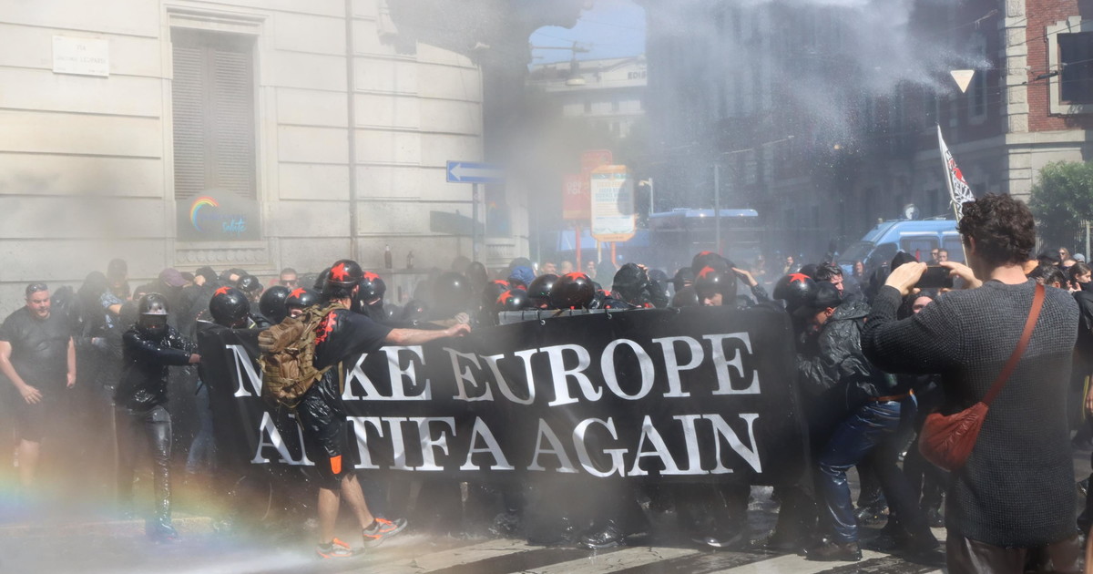 Remigration Summit, scontri al corteo degli antagonisti: lanciati petardi e bottiglie