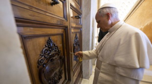 Papa Leone XIV, dalla tiara al pallio: come è cambiata la messa di inizio pontificato