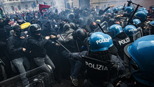 Centri sociali e “antifa” mettono a ferro e fuoco Milano contro il Remigration summit