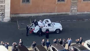 La prima volta di Leone XIV in papamobile per il giro tra i fedeli | GUARDA