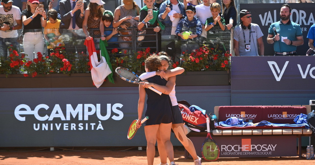 Paolini è la regina di Roma: vince anche nel doppio con Errani. Delirio per le azzurre