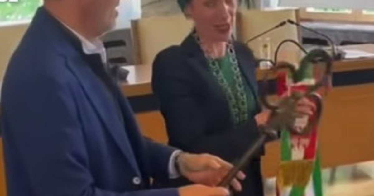 La neosindaca Svp di Merano rifiuta la fascia tricolore: scintille alla cerimonia | VIDEO