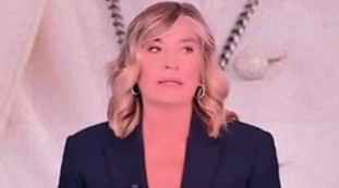 Zeller si toglie la fascia tricolore, Merlino tuona: C'è chi si emoziona per quello