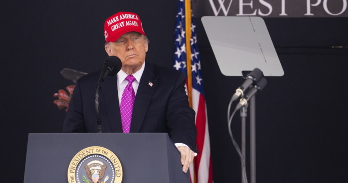 Ucraina, Trump alza la voce: Putin è impazzito. Poi attacca Zelensky e Biden